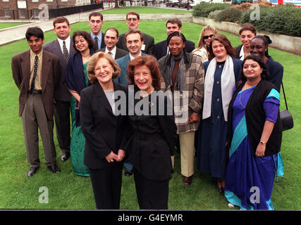 Baronessa Elizabeth Smith, fiduciario del John Smith Memorial Trust e vedova di John Smith (a sinistra) con la baronessa Helena Kennedy, presidente del British Council, durante una fotocellula a Londra questa mattina (lunedì) per lanciare il John Smith Fellowship Program 1998. La Baronessa Smith e la Baronessa Kennedy hanno suonato con alunde provenienti da Russia, Ukranie, Georgia, Kazakistan, Armenia, India, Sud Africa e Uganda che sono stati selezionati per essere compagni. Foto di Sean Dempsey/PA. Foto Stock