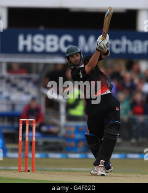 Cricket - Friends Life t20 Quarter Final - Grace Road - Leicester Foxes v Kent Spitfires. Jacques du Toit di Leicestershire Foxes colpisce quattro Foto Stock