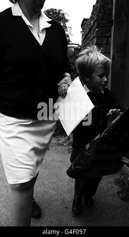 PA NEWS PHOTO 17/5/82 IL FIGLIO DELLA PRINCIPESSA ANE, MAESTRO PETER PHILLIPS, DI 4 ANNI, ARRIVA PER LE LEZIONI ALLA SCUOLA DEL RAGAZZO BLU NEL VILLAGGIO DI GLOUCESTERSHIRE DI MINCHINHAMPTON, A CIRCA DUE MIGLIA DA GATCOMBE PARK, LA CASA DI PHILLIPS. Foto Stock