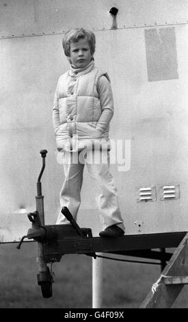 PA NEWS PHOTO 21/5/83 IL MAESTRO PETER PHILLIPS FIGLIO DELLA PRINCIPESSA ANNA E IL CAPITANO MARK PHILLIPS SI TROVA A CAVALLO DI UN GANCIO DI TRAINO PER UNA CAROVANA E ISPEZIONA LE COSE INTORNO A LUI DURANTE UNA PROVA A CAVALLO. Foto Stock