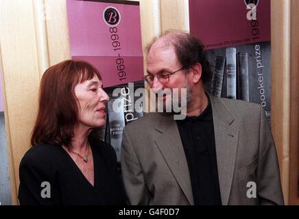 Gli autori Beryl Bainbridge (a sinistra) e Salman Rushdie (a destra) alla British Library di Londra oggi (martedì) per contribuire a celebrare il trentesimo anniversario del Premio Booker per la finzione con una serata di letture e dibattiti. Gli autori Victoria Glendinning, Salman Rushdie, Kazuso Ishiguro, Roddy Doyle, Beryl Bainbridge e Nicholas Moseley sono stati Uniti da membri del pubblico per l'evento letterario unico. Foto di Stefan Rousseau/PA. Foto Stock