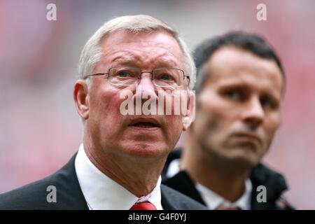 Alex Ferguson (a sinistra), manager del Manchester United, e Ryan Giggs Look dopo il fischio finale Foto Stock