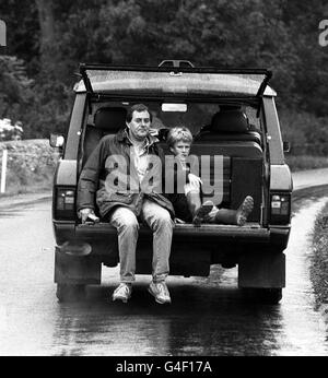 PA NEWS PHOTO 2/8/85 IL MAESTRO PETER PHILLIPS, FIGLIO DELLA PRINCIPESSA ANNA, SI FA UN GIRO DOPO AVER AIUTATO A PEG FENCES AL GATCOMBE PARK, PER LE PROVE A CAVALLO ORIGINALI CROFT. Foto Stock