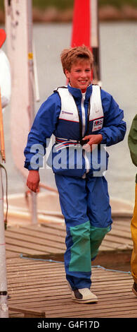 PA NEWS PHOTO 12/4/90 PETER PHILLIPS, FIGLIO DELLA PRINCIPESSA ROYAL, SI TROVA A RIVA L'ULTIMO GIORNO DI UN CORSO DI VELA A RIPLEY, SURREY. LA PRINCIPESSA REALE, PRESIDENTE DELLA ROYAL YACHTING ASSOCIATION, HA GUARDATO PETER E SUA FIGLIA ZARA VELA PRIMA DI PRESENTARE LORO E ALTRI MEMBRI DEL CORSO CON CERTIFICATI. Foto Stock