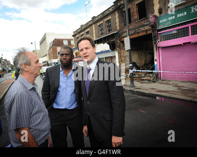 Il vice primo ministro Nick Clegg e il deputato di Tottenham David Lammy incontrano i residenti locali e gli uomini d'affari a Tottenham dopo lo scoppio dei disordini a Tottenham, a nord di Londra il sabato sera. Foto Stock