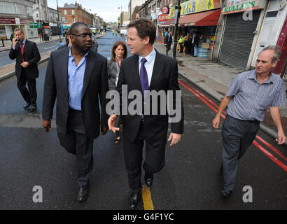 Il vice primo ministro Nick Clegg e il deputato di Tottenham David Lammy (a sinistra) incontrano i residenti locali e gli uomini d'affari, tra cui Jeweler Steve Moore (all'estrema destra) che ha perso il suo negozio dopo lo scoppio dei saccheggi a Tottenham, a nord di Londra, sabato sera. Foto Stock