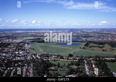 Corse ippiche - Ippodromo di Kempton Park. Vista aerea dell'ippodromo di Kempton Park a Sunbury-on-Thames, Surrey Foto Stock