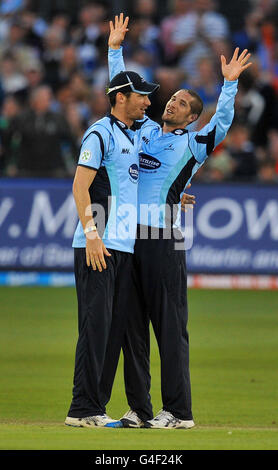 Wayne Parnell di Sussex (a destra) festeggia con Chris Liddle di Sussex dopo aver preso il cazzo di Gareth Cross di Lancashire durante la T20 Quarter Final Match al County Ground di Hove. Foto Stock