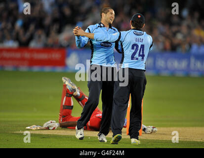 Wayne Parnell di Sussex (centro) celebra con ed Joyce di Sussex (a destra) dopo aver eseguito Farveez Maharoof di Lancashire durante la partita finale del T20 Quarter presso il County Ground di Hove. Foto Stock