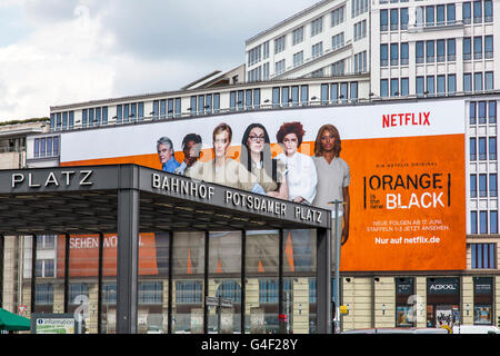 Grande cartellone pubblicitario su un edificio in Potsdamer Platz a Berlino, per il canale a pagamento, Netflix Netflix nuova serie originale Foto Stock