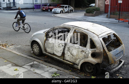 Le auto bruciate in Grove Street nella zona di Toxteh a Liverpool, dopo che i giovani hanno sradicato la notte scorsa nelle prime ore del mattino. Foto Stock