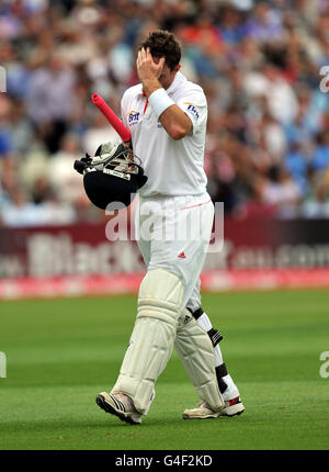 Cricket - Npower terzo Test - Day Two - Inghilterra / India - Edgbaston. La Campana inglese di Ian esce sconvolta dopo essere stata fuori per 34 bowled dall'India da Praveen Kumar Foto Stock