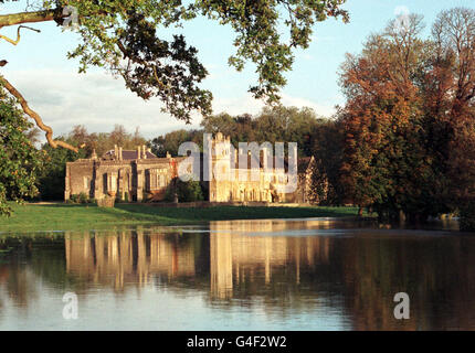 Il National Trust posseduto Lacock Abbey, Wiltshire, guarda sulle acque alluvionali dal fiume Avon gonfio oggi (Domenica). Vedi la storia della Pennsylvania WEATHER Floods. Foto di Jay Williams/PA Foto Stock