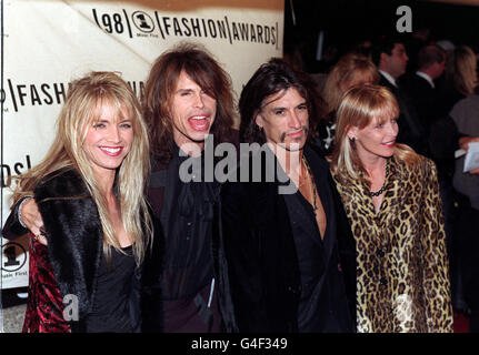 PA NEWS PHOTO 24/10/98 LA ROCK STAR AMERICANA STEVEN TYLER (2° A SINISTRA) DI AEROSMITH AL VH-1 FASHION AWARDS DI NEW YORK. Foto Stock