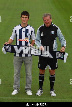 West Bromwich Albion ha firmato Shane Long con il Manager Roy Hodgson dopo una conferenza stampa nel loro campo di formazione a Walsall. Foto Stock