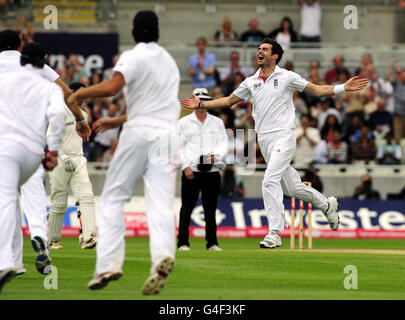 Cricket - Npower terzo Test - Day Four - Inghilterra / India - Edgbaston. James Anderson, in Inghilterra, festeggia il lancio del Gautam Gambhir in India durante la partita di test npower a Edgbaston, Birmingham. Foto Stock