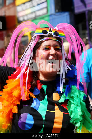 Una donna (nome non noto) partecipa alla Brighton Pride Parade di Brighton, East Sussex, come parte del festival annuale dell'orgoglio. PREMERE ASSOCIAZIONE foto. Data immagine: Sabato 13 agosto 2011. Il credito fotografico dovrebbe essere: Gareth Fuller/PA Wire Foto Stock