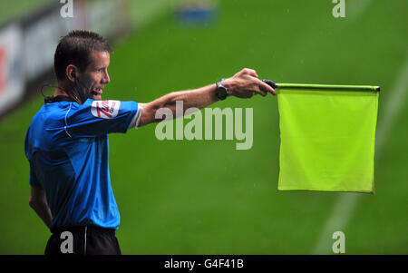 Calcio - Pre Season friendly - Newcastle United v Fiorentina - St James' Park. Un uomo di linea tiene la sua bandiera Foto Stock