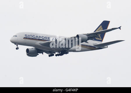 Unione di Rugby - J.P. Morgan Premiership Rugby 7's Series - finale - Twickenham Stoop. Un Airbus Singapore Airlines A380-841 parte dal vicino aeroporto di Heathrow Foto Stock