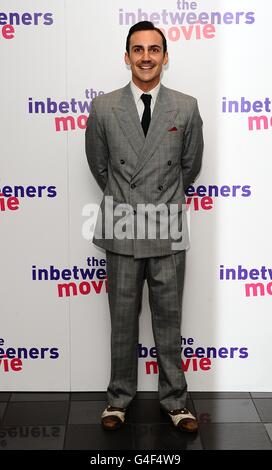 Henry Lloyd-Hughes arriva per la prima mondiale del film Inbetweeners, al Vue Cinema, Leicester Square, Londra. Foto Stock