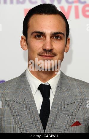 Henry Lloyd-Hughes arriva per la prima mondiale del film Inbetweeners, al Vue Cinema, Leicester Square, Londra. Foto Stock