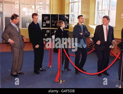 Il Principe di Galles britannico (a sinistra) si unisce all'attore Hugo Speer mentre imita una danza dal film di successo 'il Monty completo' durante la sua visita a Sheffield venerdì 13 novembre 1998. PA foto John Stillwell WPA solo rota Foto Stock