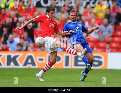 Nottingham Forest's Matt Derbyshire (a sinistra) e Richard Wellens di Leicester City (destra) in azione Foto Stock