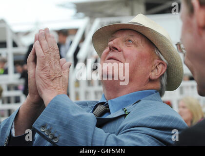 L'allenatore d'arte rischioso Mick Easterby celebra la vittoria nel Betfred Bonus King Stakes durante l'Ebor Festival 2011 all'Ippodromo di York. Foto Stock