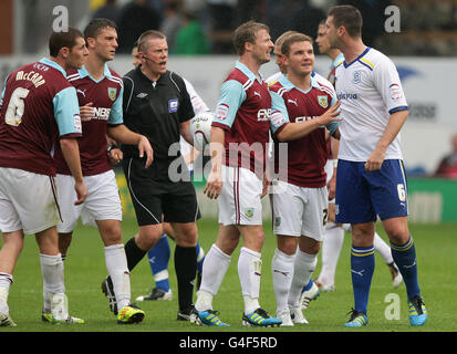 Anthony Gerrard di Cardiff City (a destra) cerca di confrontarsi con Chris McCann di Burnley (a sinistra) durante la partita del campionato della Npower Football League a Turf Moor, Burnley. Foto Stock