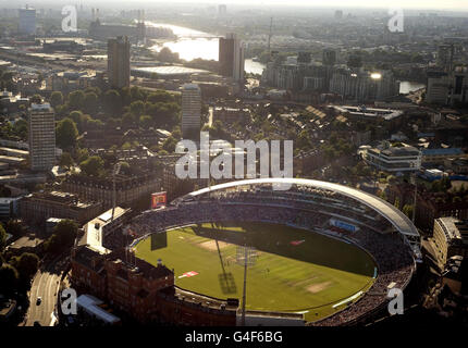 Vista aerea dal blimp MRF del gioco tra Inghilterra e India durante il quarto test Npower al Kia Oval, Londra. Foto Stock