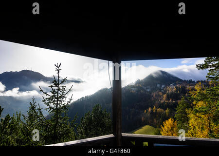 Vista dalla torre di outlook Doppelreiterwarte al vertice Sonnwendstein e la città di Semmering, Austria, Niederösterreich, Austria inferiore, Foto Stock