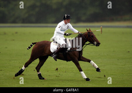 Il principe Harry gioca nella Polo Cup di Sentebale. Cowarth Park, Sunninghill, vicino Ascot Foto Stock