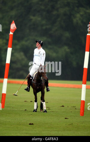 Il principe Harry gioca nella Polo Cup di Sentebale. Cowarth Park, Sunninghill, vicino Ascot Foto Stock