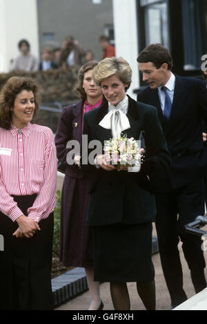 La Principessa del Galles visita la Principessa Margaret School del Dr Barnado per i fisicamente handicappati a Taunton, Somerset. Foto Stock