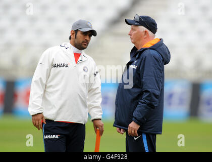 Cricket - Npower secondo Test - Inghilterra / India - India Nets Session - Day One - Trent Bridge. Mahendra Singh Dhoni (a sinistra) parla con il pullman Duncan Fletcher Foto Stock