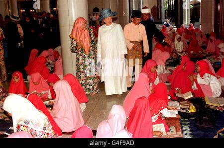 La regina, indossando un 'gamis' musulmano fatto specialmente per lei in Inghilterra, vede l'area di istruzione dei bambini della Moschea di JaME'ASR Hassanil Bolkiah a Bandar seri Begawan durante il secondo giorno della sua visita di Stato di tre giorni a Brunei. Fotografia di Arthur Edwards/Pool/PA Foto Stock