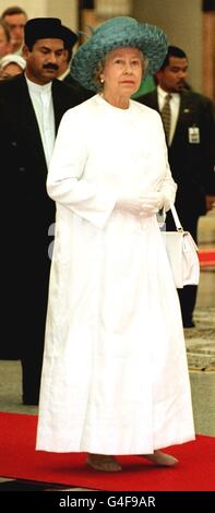 La Regina, indossando un 'gamis' musulmano fatto appositamente per lei in Inghilterra, visita la sala di preghiera maschile della Moschea di JaME'ASR Hassanil Bolkiah a Bandar seri Begawan durante il secondo giorno (Venerdì) della sua visita di Stato di tre giorni a Brunei. Fotografia di Fiona Hanson/PA Foto Stock
