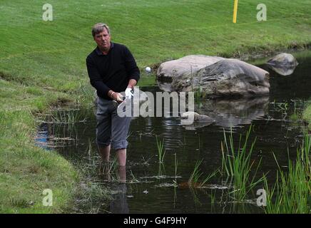 Golf - 2011 Irish Open - due giorni - Killarney Golf and Fishing Club. Il Barry Lane dell'Inghilterra gioca dall'acqua sulla sesta buca durante il secondo giorno dell'Irish Open al Killarney Golf and Fishing Club Foto Stock