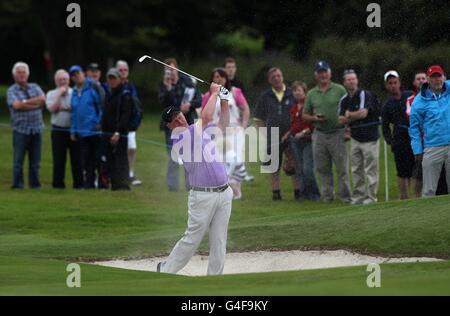 Golf - 2011 Irish Open - due giorni - Killarney Golf and Fishing Club. Richard Finch in Inghilterra gioca fuori dal bunker durante il secondo giorno dell'Irish Open al Killarney Golf and Fishing Club Foto Stock