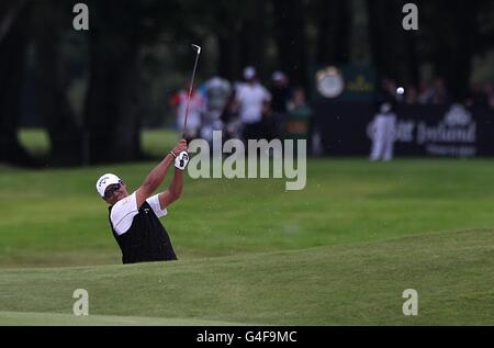 Golf - 2011 Irish Open - due giorni - Killarney Golf and Fishing Club. Michael Campbell della Nuova Zelanda gioca fuori da un bunker durante il giorno due dell'Irish Open al Killarney Golf and Fishing Club Foto Stock