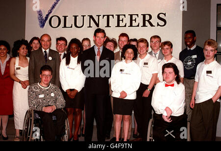 PA News 25/4/90 Il principe del Galles con volontari e la RT. HON. BERNARD WEATHERILL, altoparlante della HOUSE OF COMMONS, in occasione del lancio di "volontari" tenutosi a ST. JAMES Palace di Londra. Foto Stock