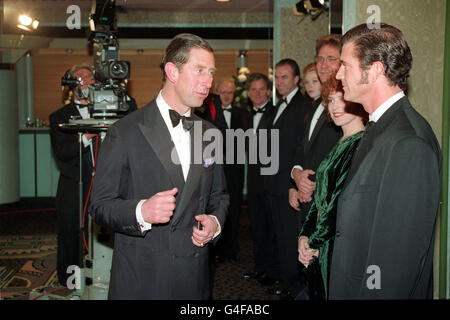 PA NEWS FOTO 16/11/93 IL PRINCIPE DI GALLES incontra il regista e attore Mel Gibson prima della pellicola reale delle prestazioni del suo film 'L'uomo senza volto' presso il cinema Odeon nel cuore di Leicester Square Foto Stock