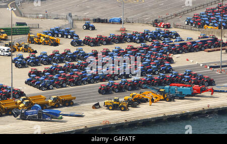 Una visione aerea generale dei trattori in attesa di esportazione presso le banchine di Southampton. Foto Stock