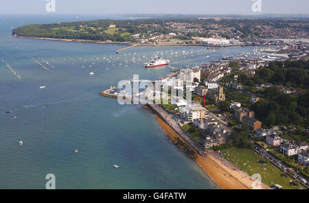 Una vista generale del lungomare di Cowes sull'Isola di Wight, che include il Royal Yacht Squadron (sul lato destro dell'entrata del fiume Medina). Foto Stock