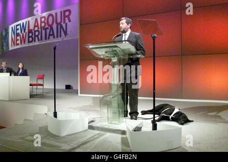 Il Segretario all'Istruzione David Blunkett parla oggi alla Conferenza del Partito laburista a Blackpool (Giovedi). FOTO HUMPHREYS/PA. Foto Stock