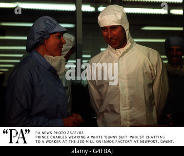PA NEWS PHOTO 25/2/83 IL PRINCIPE CARLO INDOSSA UN 'BUNNY SUIT' BIANCO MENTRE CHIACCHIERA CON UN LAVORATORE PRESSO LA FABBRICA INMOS DI 20 MILIONI A NEWPORT, GWENT. Foto Stock