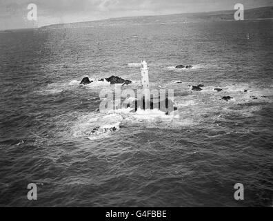 Longships Lighthouse, sorge su Carn Bras, al largo di Lands End, Cornovaglia. Foto Stock