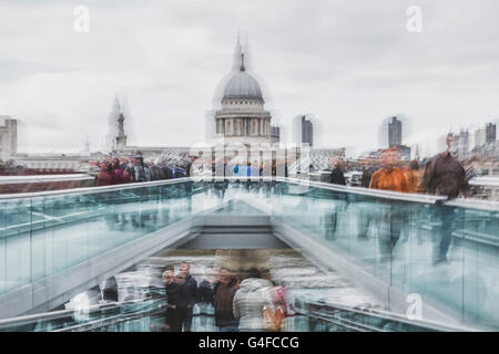 Aprile 2016 - Londra, Inghilterra: foto sfocata di persone che attraversano Millenium Footbridge Foto Stock