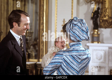 PA NEWS PHOTO 22/12/77 LA PRINCIPESSA ANNE E PHILLIPS MARCANO CON IL LORO FIGLIO DI 37 GIORNI, IL MAESTRO PETER MARK ANDREW, A BUCKINGHAM PALACE, DOPO IL SUO BATTESIMO. Foto Stock