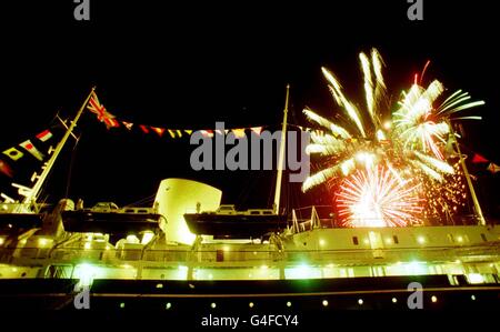 Gli ospiti di Sir Tom Farmer guardano una mostra di fuochi d'artificio per il primo evento ufficiale a bordo dell'ex yacht reale Britannia ora ormeggiato a Edimburgo oggi (Domenica). Foto di Dave Cheskin/PA Foto Stock